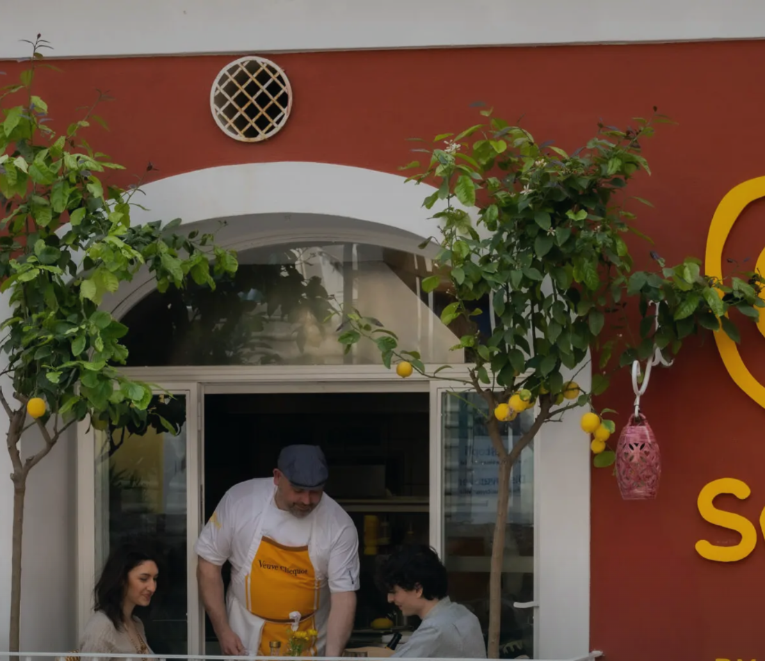 A welcome dinner in a Positano restaurant courtyard